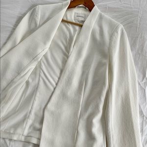 Aritzia Blazer. Size 6. White. Great condition! Lightly worn.